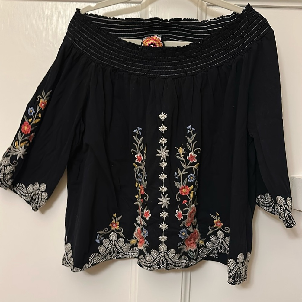 Johnny Was Embroidered Floral Top 
Black Off The Shoulder Top
Sz M Women's